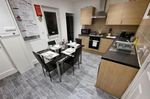 nc23, setup for your most amazing & relaxed stay + Free Parking + Free Fast WiFi in Wortley