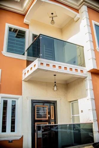 Superb 2-Bedroom Duplex FAST WiFi+24Hrs Power