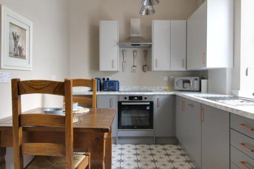 Lovely Hudds home, x4 double bedrooms & parking, Huddersfield