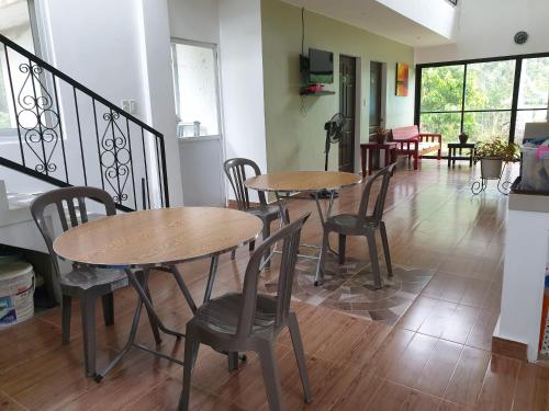 Food and beverages, Pentaqua -Dineros Guest House near Century-old Barcelona Church and Ruins