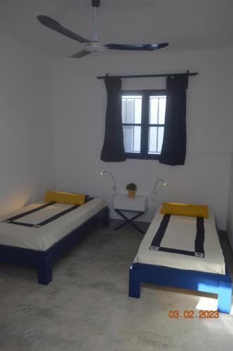 2 twin beds