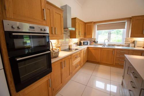 Kilskeery Lodge, modern country house with hot tub in Irvinestown
