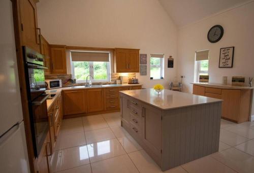 Kilskeery Lodge, modern country house with hot tub in Irvinestown