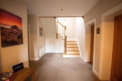 Kilskeery Lodge, modern country house with hot tub in Irvinestown