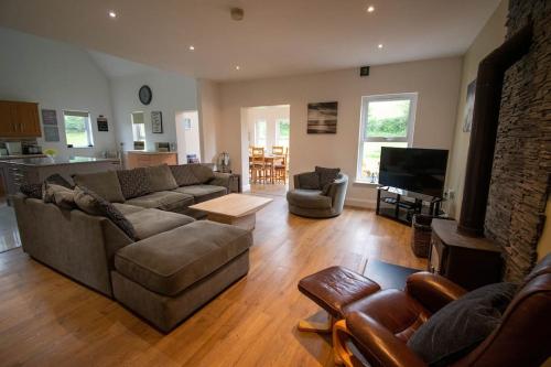 Kilskeery Lodge, modern country house with hot tub in Irvinestown