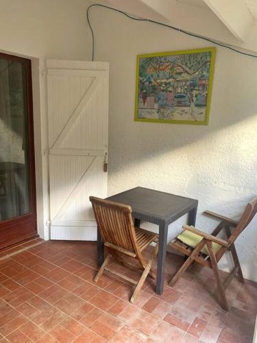 Appartement entier: chambre, cuisine + terrasse au calme sur jardin.