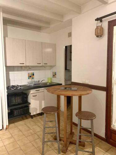 Appartement entier: chambre, cuisine + terrasse au calme sur jardin. in Saint Martin