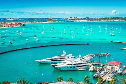 Appartement entier: chambre, cuisine + terrasse au calme sur jardin. in Saint Martin