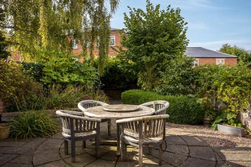 St Johns House Lichfield - image 13