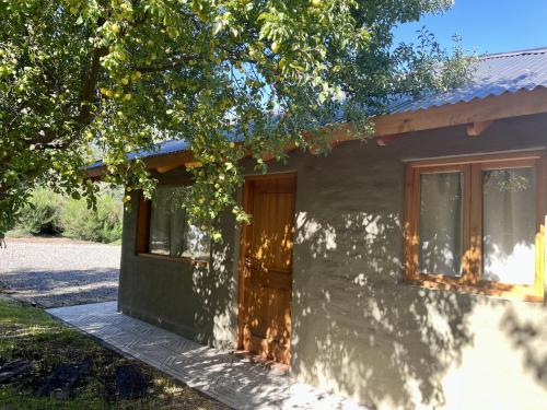 숙소 외관, Fly Fishing Cabin, River Coast. in 후닌데 로스 안데스