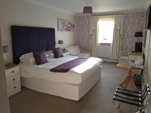 1 king bed, 1 sofa bed