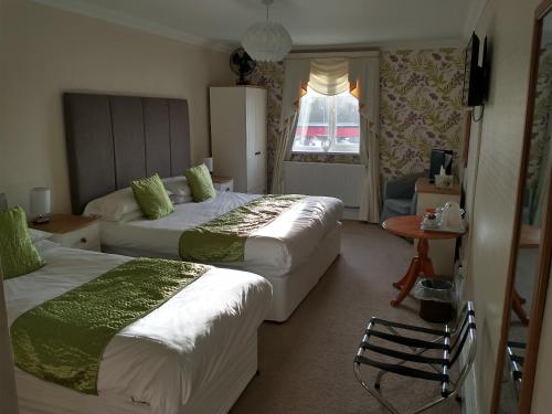 1 king bed, 1 twin bed