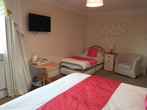 1 queen bed, 2 twin beds