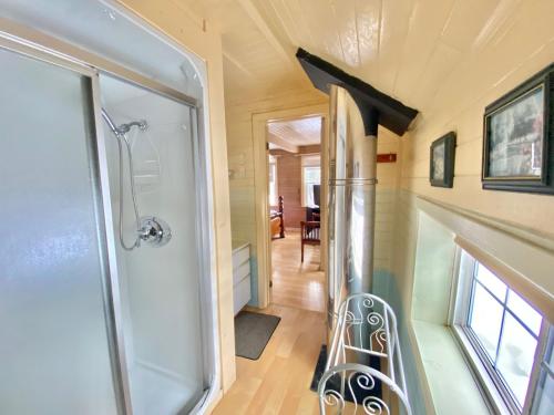 Zuhanyzó, 4 Bedroom Cottage on Manitoulin Island Next to Sand Beaches! in Providence Bay (ON)
