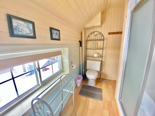 Zuhanyzó, 4 Bedroom Cottage on Manitoulin Island Next to Sand Beaches! in Providence Bay (ON)
