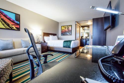 Signature Queen Room with Sofa room in Hotel Blackfoot