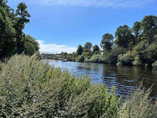 Calm Cosy House with Beautiful Riverside Walk to Centre