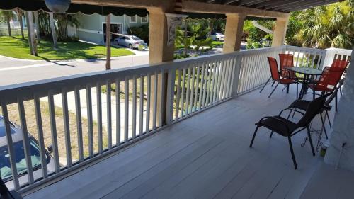 Spacious Beach House Unit,Beautifully Furnished 2 Bed 2Bath./2Min.Walk To Beach in Indian Rocks Beach