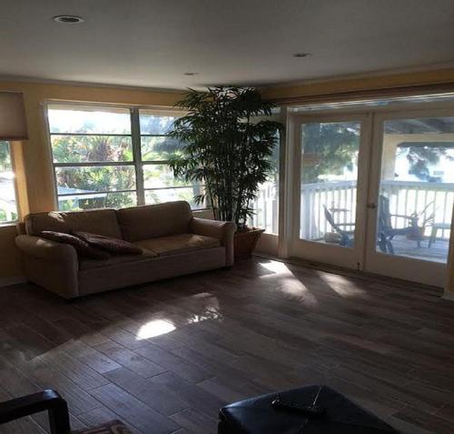 Spacious Beach House Unit,Beautifully Furnished 2 Bed 2Bath./2Min.Walk To Beach in Indian Rocks Beach