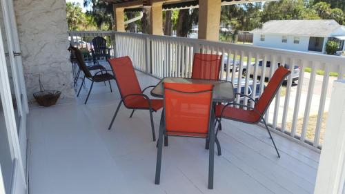 Spacious Beach House Unit,Beautifully Furnished 2 Bed 2Bath./2Min.Walk To Beach in Indian Rocks Beach