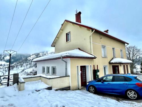 Appartement situé entre La Bresse et Gérardmer - 13 minutes des pistes de ski - 2 personnes - Cuisine équipé avec Four, plaque de cuisson, lave-vaisselle, Machine à café, Raclette
