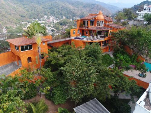 Casa Lorenzo Orange Sunsets, Lush Landscape, Intown, Privacy