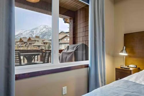 Mountain View 1 BR Condo With Gym & Hot-Tubs