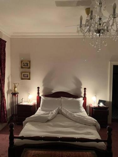 Leconfield House - Tap to explore photos