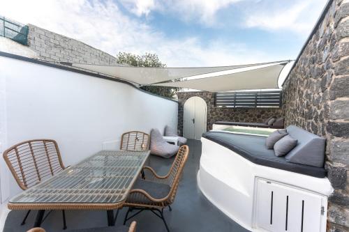 Sun Naam Home Santorini with heated jacuzzi