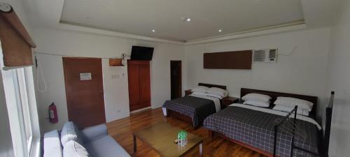1 king bed, 1 queen bed, 1 sofa bed
