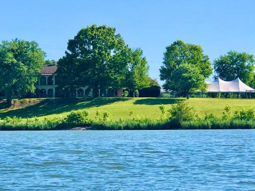 Williams Island Room at Tennessee RiverPlace