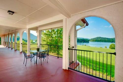 Elder Mountain Room at Tennessee RiverPlace in Chattanooga, USA