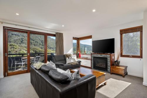 Elevation 2 bedroom with guest room gas fire and mountain views - Apartment - Thredbo