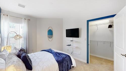 Blue 2 Bed 2 Bath Executive Suite Near Train # 305 in Malden, USA