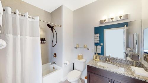 Blue 2 Bed 2 Bath Executive Suite Near Train # 305 in Malden, USA
