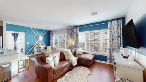 Blue 2 Bed 2 Bath Executive Suite Near Train # 305 in Malden, USA