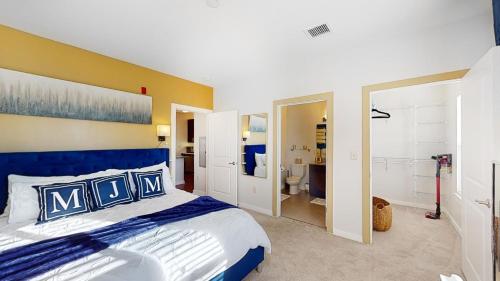 Blue 2 Bed 2 Bath Executive Suite Near Train # 305 in Malden, USA