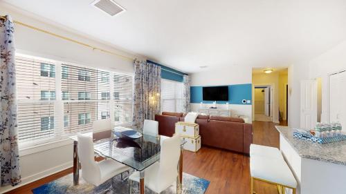 Blue 2 Bed 2 Bath Executive Suite Near Train # 305 in Malden, USA