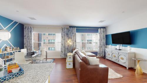 Blue 2 Bed 2 Bath Executive Suite Near Train # 305 in Malden, USA