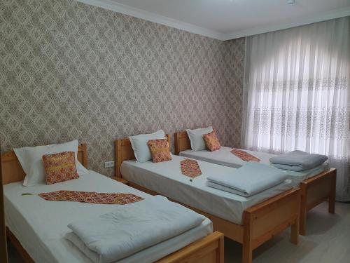3 twin beds