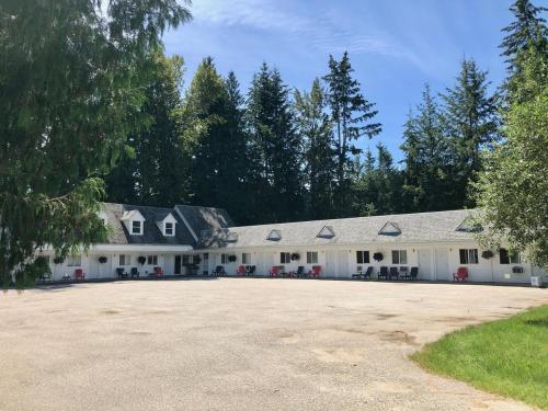 . Pines Motel