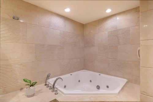 เลมอนทรีพรีเมียร์อัลซอเลคเบนกาลูรู (Lemon Tree Premier Ulsoor Lake - Bengaluru) in บังกาลอร์ ซิตี้ เซ็นเตอร์