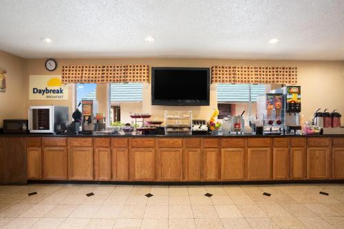 Food and beverages, Days Inn by Wyndham Dallas Irving Market Center in Dallas (TX)