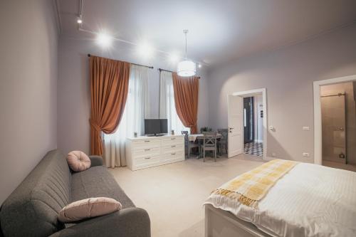 1 king bed, 1 sofa bed
