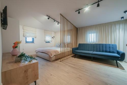 1 king bed, 1 sofa bed