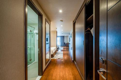 Premier Family Room image 8