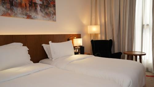 Standard Twin Room image 5