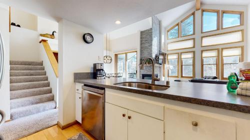 Snowcreek 880 Condo - image 10