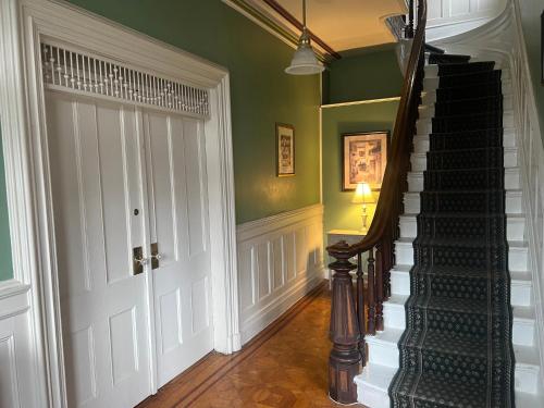 1 Br Private Victorian Apt in convenient City location on 5 acre, sleeps 4 in Poughkeepsie, USA