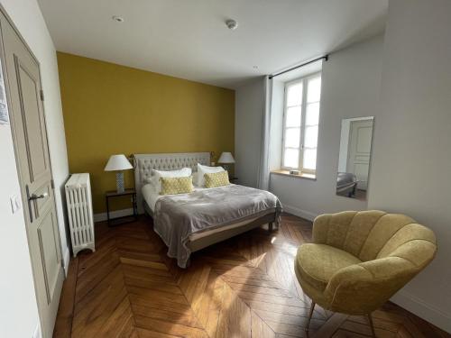 1 queen bed, 1 sofa bed